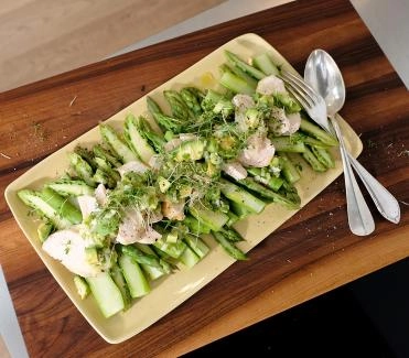 Poulet-Spargel-Salat mit Avocado-Dressing